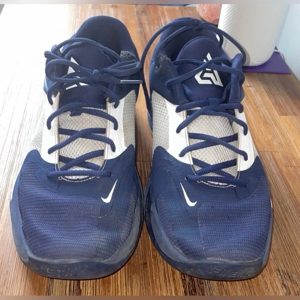 Nike Basketball Shoes - Picture 5 of 9
